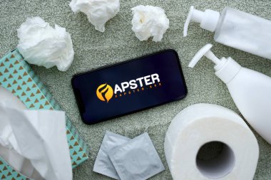 KYIV, UKRAINE - 23 Ocak 2024 Fapster yetişkin içeriği web sitesi logosu iPhone 12 Pro akıllı telefon ekranında