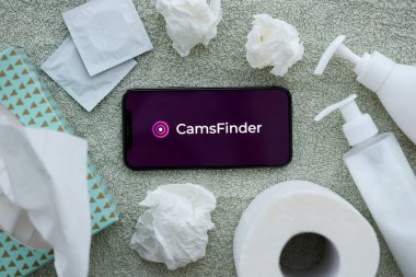 KYIV, UKRAINE - 23 HAZİRAN 2024 KamsFinder yetişkin içeriği web sitesi logosu iPhone 12 Pro akıllı telefon ekranında