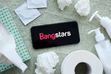 KYIV, UKRAINE - 23 Ocak 2024 BangStars yetişkin içeriği web sitesi logosu iPhone 12 Pro akıllı telefon ekranında