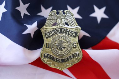KYIV, UKRAINE - 9 Mart 2024 Amerika Birleşik Devletleri bayraklarında ABD Sınır Devriyesi Ajanı rozeti