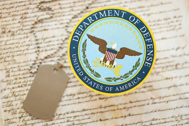 KYIV, UKRAINE - 9 Mart 2024 ABD Savunma Bakanlığı ABD Anayasası 'nın künyeleriyle mühürlendi