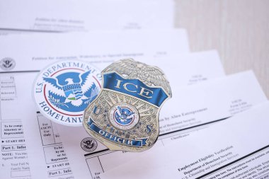 KYIV, UKRAINE - 9 Mart 2024 ABD Göçmen Bürosu rozeti ve USCIS Göçmenlik Formları 'nda İç Güvenlik Bakanlığı mührü