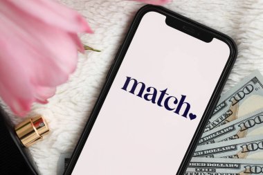 KYIV, UKRAINE - 23 Şubat 2024 Ünlü çöpçatanlık sitesinin logosu veya iPhone ekranındaki uygulamayı kapat