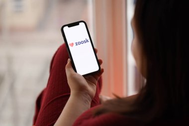 KYIV, UKRAINE - 23 Şubat 2024 Hayvanat Bahçesi logosu iPhone ekranındaki ünlü çöpçatanlık sitesi veya uygulaması