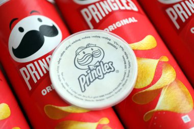 KYIV, UKRAINE - 27 Şubat 2024 Pringles orijinal patates cipsi beyaz arka planda. Pringles, Kellog Şirketi 'ne ait bir patates cipsi markası.