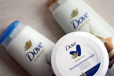 KYIV, UKRAINE - 27 Şubat 2024 Dove Prodüksiyonu, günümüzde Unilever 'a ait olan ve 80' den fazla ülkede satılan bir kişisel bakım markası.