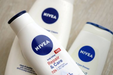 KYIV, UKRAINE - 27 Şubat 2024 Nivea, cilt ve vücut bakım ürünleri alanında uzmanlaşmış Alman kişisel bakım markası
