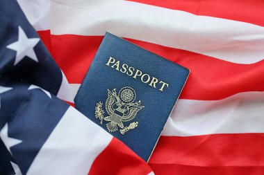 Ulusal arkaplanda mavi Amerika Birleşik Devletleri pasaportu var. Turizm ve vatandaşlık kavramı