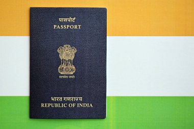 Ulusal arkaplanda mavi Hindistan pasaportu. Yakın plan. Turizm ve vatandaşlık kavramı