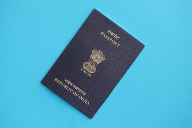 Mavi arka planda mavi Hint pasaportu. Yakın plan. Turizm ve vatandaşlık kavramı