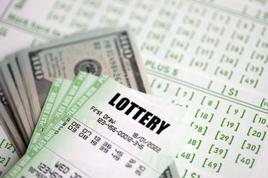 Yeşil piyango biletleri ve çekiliş rakamlarıyla birlikte Amerikan para faturaları boş.