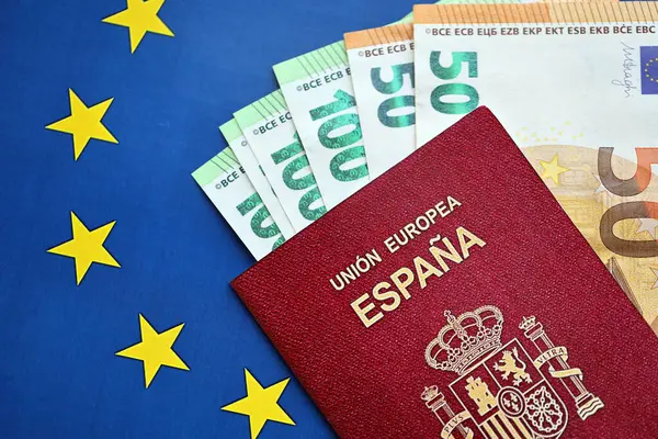Červený Španělský Pas Evropské Unie Peníze Pozadí Modré Vlajky Zblízka — Stock fotografie