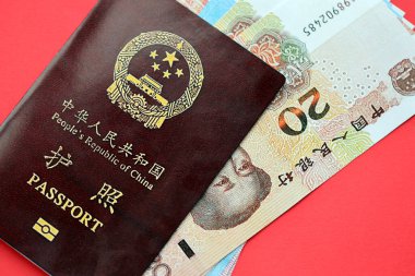 Çin Halk Cumhuriyeti ve Çin Yuan 'ının kırmızı pasaportu. Parlak arkaplanda PRC Çin pasaportu