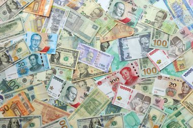 Farklı para birimlerinden bir sürü banknot. Rastgele para akışının arka planı kapanıyor.