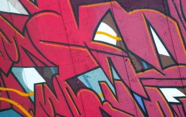 Duvarında parlak aerosol çizgileri olan grafiti resimlerinin renkli arka planı. Eski moda sokak sanatı sprey boya kutularından yapılmış. Çağdaş gençlik kültürü arka planı