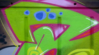 Duvarında parlak aerosol çizgileri olan grafiti resimlerinin renkli arka planı. Eski moda sokak sanatı sprey boya kutularından yapılmış. Çağdaş gençlik kültürü arka planı