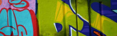 Duvarında parlak aerosol çizgileri olan grafiti resimlerinin renkli arka planı. Eski moda sokak sanatı sprey boya kutularından yapılmış. Çağdaş gençlik kültürü arka planı