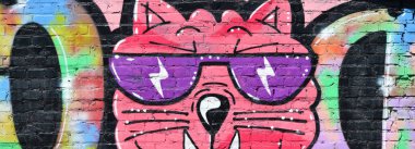 Duvarında parlak aerosol çizgileri olan grafiti resimlerinin renkli arka planı. Eski moda sokak sanatı sprey boya kutularından yapılmış. Çağdaş gençlik kültürü arka planı