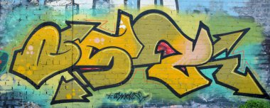 Sokak sanatı kültürü tarzında boya lekeleriyle süslenmiş eski duvar. Duvarında parlak aerosol çizgileri olan graffiti resimlerinin renkli arka planı. Renkli arkaplan dokusu