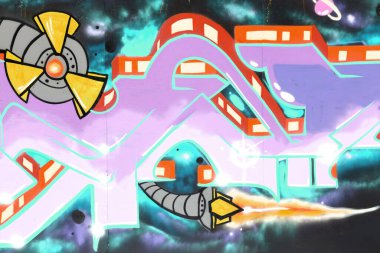 Duvarında parlak aerosol çizgileri olan grafiti resimlerinin renkli arka planı. Eski moda sokak sanatı sprey boya kutularından yapılmış. Çağdaş gençlik kültürü arka planı