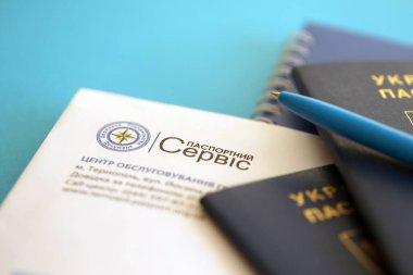 KYIV, UKRAINE - 27 Kasım 2023 Uluslararası Ukrayna pasaportlu ve kalemli pasaport servis logosu