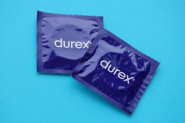 KYIV, UKRAINE - 27 Kasım 2023 Durex mavi prezervatifler.