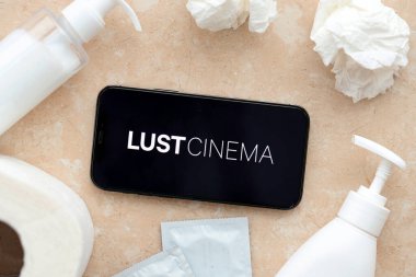 KYIV, UKRAINE - 23 Ocak 2024 LustCinema yetişkin içeriği web sitesi logosu iPhone 12 Pro akıllı telefon ekranında