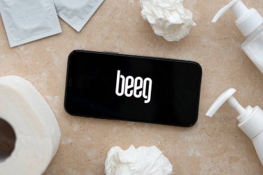 KYIV, UKRAINE - 23 Ocak 2024 Beeg yetişkin içeriği web sitesi logosu iPhone 12 Pro akıllı telefon ekranında