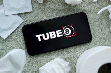 KYIV, UKRAINE - 23 Ocak 2024 Tube8 yetişkin içeriği web sitesi logosu iPhone 12 Pro akıllı telefon ekranında
