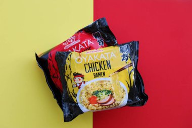 KYIV, UKRAINE - 31 Ekim 2023 Ajinomoto Oyakata paketleri Japon hazır erişteleri tavuk ramen ve soya soslu ramen.