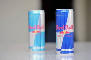TERNOPİL, UKRAINE - 7 Temmuz 2023 Red Bull enerji içeceği alüminyum teneke kutu orijinal tasarımı yakın plan