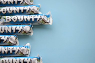 KYIV, UKRAINE - 31 Ekim 2023 Kakao aromalı Bounty çikolataları. Bounty Çikolata, Amerikan Mars Şirketi 'nin bir markası.