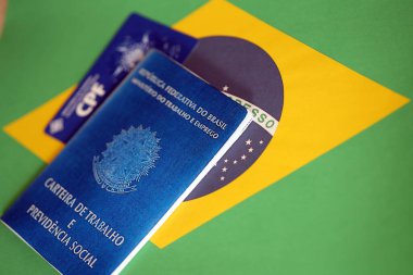TERNOPIL, UKRAINE - 7 Temmuz 2023 Brezilya Çalışma İzni belgesi ve bayraklı Brezilya vergi kartı