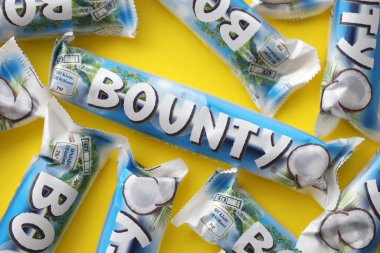 KYIV, UKRAINE - 31 Ekim 2023 Kakao aromalı Bounty çikolataları. Bounty Çikolata, Amerikan Mars Şirketi 'nin bir markası.