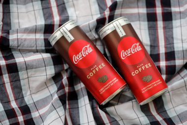 KYIV, UKRAINE - 31 Ekim 2023 Kahve aromalı Coca Cola Kutusu. Özel tasarımı olan kapalı bir teneke içki kutusu. İçeceklerinizi tazeleyeyim.