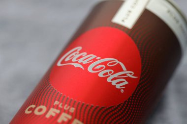 KYIV, UKRAINE - 31 Ekim 2023 Kahve aromalı Coca Cola Kutusu. Özel tasarımı olan kapalı bir teneke içki kutusu. İçeceklerinizi tazeleyeyim.