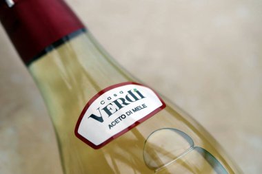 KYIV, UKRAINE - 31 Ekim 2023 Casa Verdi Aceto di Mele zeytinyağı şişesi elma aromalı