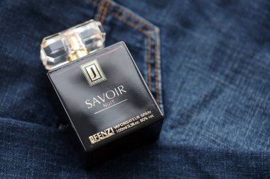 KYIV, UKRAINE - 31 Ekim 2023 Savoir Nuit unisex parfüm şişesi, Jfenzi. Jfenzi parfüm uzmanı Polonya merkezli bir parfüm şirketi.