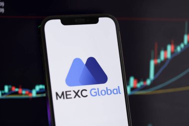 KYIV, UKRAINE - iPhone ekranında 15 Mart 2024 MEXC logosu ve kripto para birimi değer grafikleri. Kripto döviz portalı