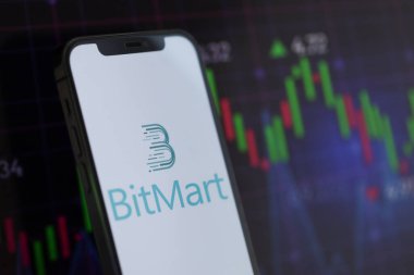 KYIV, UKRAINE - iPhone ekran üzerindeki 15 Mart 2024 Bitmart logosu ve kripto para birimi değer tabloları. Kripto döviz portalı