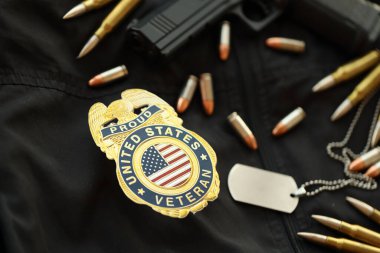 KYIV, UKRAINE - 9 Mart 2024 Siyah ceketli, silahlı, kurşunlu ve künyeli gazi rozeti