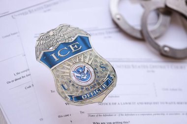 KYIV, UKRAINE - 9 Mart 2024 ABD ICE Memuru rozeti ABD Bölge Mahkemesi 'nin birçok tutuklama emri ve şikayeti üzerine kelepçe takıldı