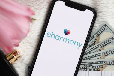 KYIV, UKRAINE - 23 Şubat 2024 Ünlü çöpçatanlık sitesi ya da iPhone ekranındaki uygulamanın Eharmony logosu
