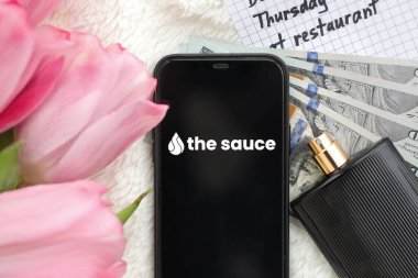 KYIV, UKRAINE - 23 Şubat 2024 Ünlü çöpçatanlık sitesinin sos logosu ya da iPhone ekranındaki uygulama kapat