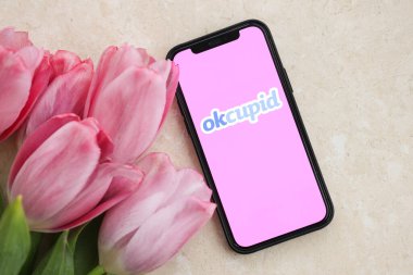 KYIV, UKRAINE - 23 Şubat 2024 Ünlü çöpçatanlık sitesi veya iPhone ekranındaki uygulama logosu