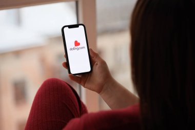 KYIV, UKRAINE - 23 Şubat 2024 tarihli Datingcom sitesi logosu veya iPhone ekranındaki uygulamayı kapat