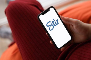 KYIV, UKRAINE - 23 Şubat 2024 Ünlü çöpçatanlık sitesinin logosu veya iPhone ekranındaki uygulamayı kapat