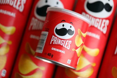 KYIV, UKRAINE - 27 Şubat 2024 Pringles orijinal patates cipsi beyaz arka planda. Pringles, Kellog Şirketi 'ne ait bir patates cipsi markası.