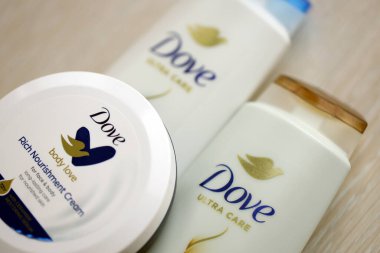 KYIV, UKRAINE - 27 Şubat 2024 Dove Prodüksiyonu, günümüzde Unilever 'a ait olan ve 80' den fazla ülkede satılan bir kişisel bakım markası.