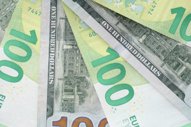 KYIV, UKRAINE - 28 Şubat 2024 ABD Doları ve AB 'nin hayran planında yer alan para. Farklı popüler para birimleri